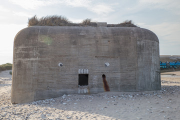 Alte Bunker mit Graffiti  an der Nordseeküste in Dänemark, Atlantikwall