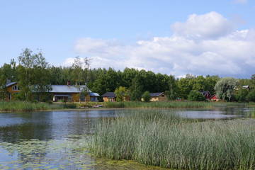 Maisons de bois au bord de l'eau