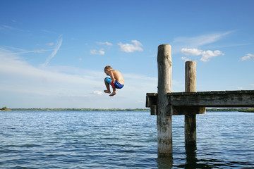 lachendes Kind springt in See