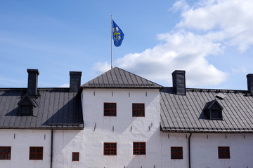 Façade du château médiéval de Turku avec le drapeau flottant