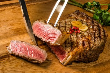 高級グリルステーキ Thick cut luxury fresh beef steak