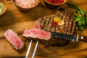 高級グリルステーキ Thick cut luxury fresh beef steak