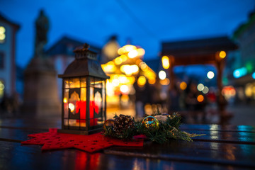 Weihnachtsdekoration mit Windlicht