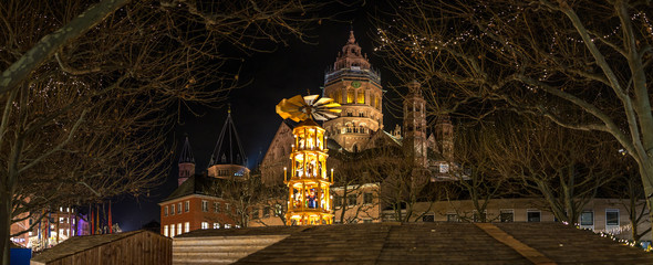 Weihnachtspyramide und Mainzer Dom