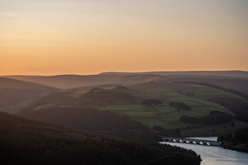 Obraz premium View of the Ashopton Viaduct, Ladybower Reservoir, and Crook Hill in the Derbyshire Peak District National Park.