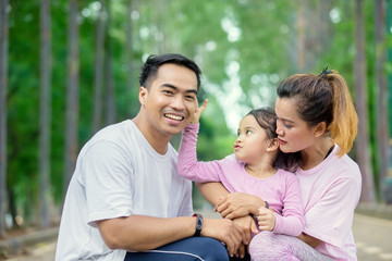 Naklejka premium Young family wearing sportswear in the park