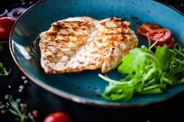 grilled chicken breast & rucola salad