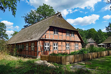 Fototapeta na wymiar Lüneburger Heide Reetdachhaus