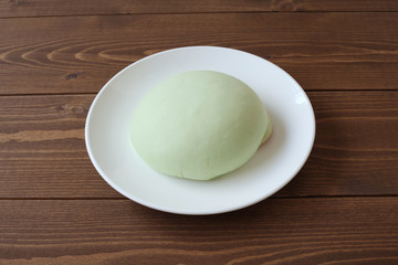 お皿にのせた メロン パン 木のテーブル