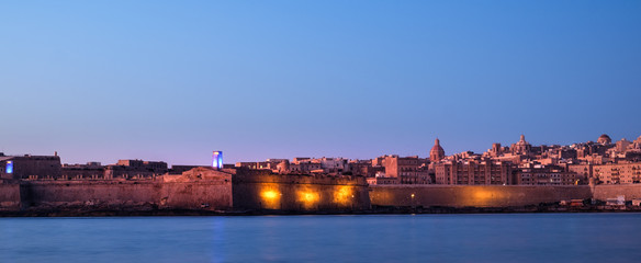Fototapeta na wymiar Sunrise over the Valletta city