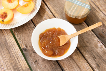 Un bol con mermelada de melocotón