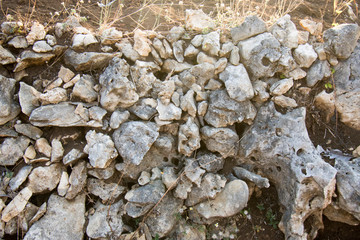 Granular limestone rock surface. Roe stone rock surface. Limestone crag texture. Roe-stone crag face. Limestone stone surface desktop pattern. Calcite crag idle screen. Calcspar reef desktop backdrop