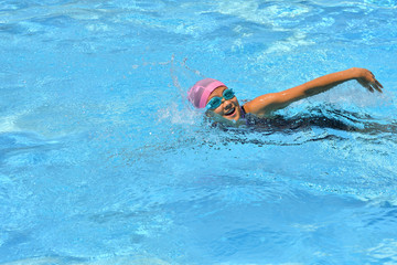 プールで泳ぐ女の子（クロール）