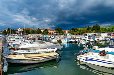 Fototapeta na wymiar Gewitterwolken über dem Hafen Porec, Istrien, Kroatien