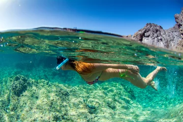 Fotobehang Vrouw snorkelen bij Los Gigantes in Tenerife Canarische Eilanden Spanje © ChristianHerzog