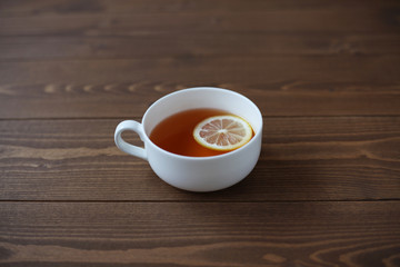 紅茶 ホット レモンティー カップ 木のテーブル