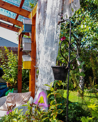 Ogród z altanką i tarasem. Piekny letni ogród z miejscem do odpoczynku © Beenis