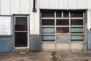 Obraz na płótnie Canvas Old abandoned mechanic garage left forgotten
