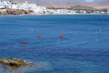 Petits cano&euml;s dans la mer.
