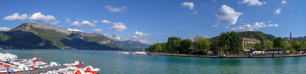 Fototapeta na wymiar Cosy and beautiful Annecy - city in France with lake and mountains