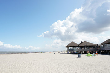 Strandrestaurant am Sandstrand bei Cadzand