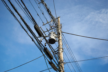 電信柱・青空・変圧器