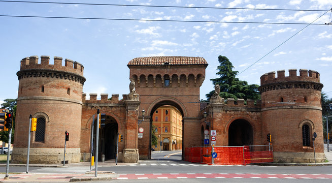 The old city gate of Saragozza in Bologna, Porta Saragozza. Bologna, Emilia Romagna, Italy