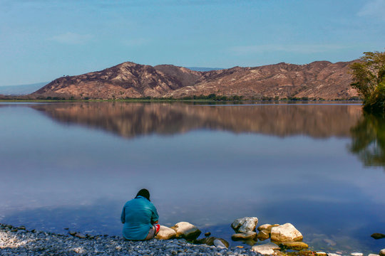 Monta&ntilde;a reflejada en lago muy tranquilo y sereno