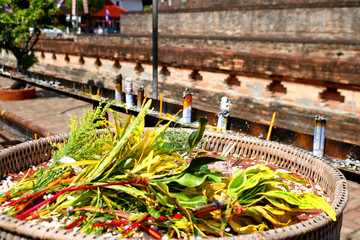 A basket made of wood is a large brown tray at the top. There are many kinds of flowers and incense that binds together in large numbers during the day.