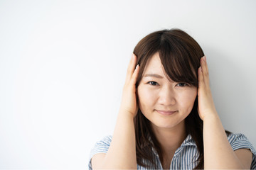 Obraz premium 頭を抱える若い女性