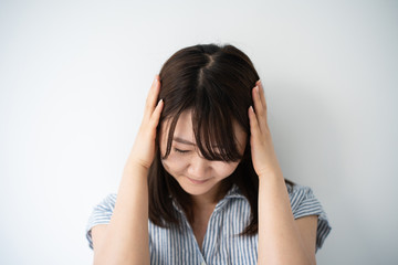 頭を抱える若い女性