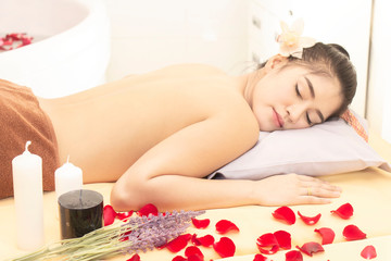 Obraz na płótnie Canvas Beautiful woman getting aromatherapy massage in spa for relaxation.