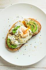 Бутерброд с сыром, авакадо и яйцом на зерновом хлебе. Сытный завтрак.