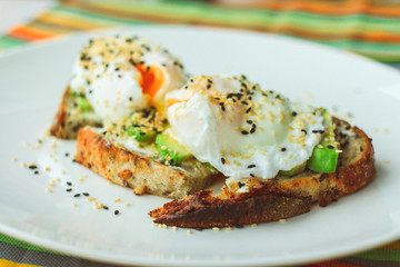 Бутерброд с сыром, авакадо и яйцом на зерновом хлебе. Сытный завтрак.