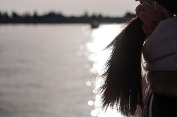 夕暮れの運河、マフラー、ポニーテール