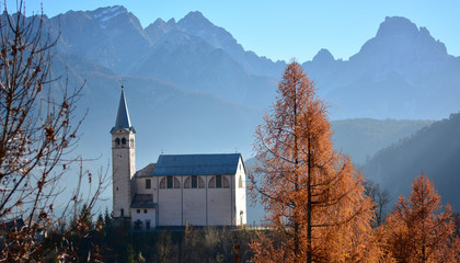 La chiesetta di Valle di Cadore a Belluno, Italia, circondata dai colori dell'autunno