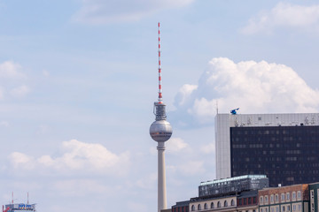 Berliner Fernsehturm im Sommer © biggi62