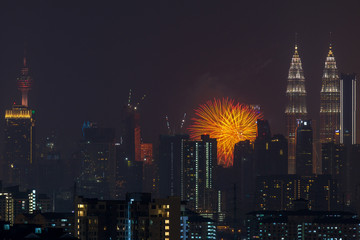 Plakat Fireworks explode over the Petronas Twin Towers during the midnight display on 45th anniversary of Petronas at downtown Kuala Lumpur.