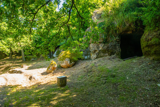 Grotte dell'insediamento rupestre di Vitozza, tra Onano e Sorano, al confine tra Lazio e Toscana, Italia, giugno 2019