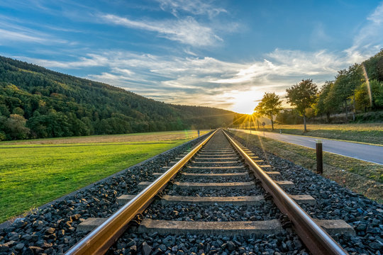 Bahnschienen im Gegenlicht