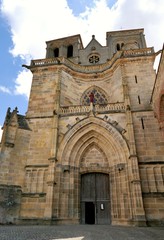 Obraz premium Façade de l’église Saint-Pierre-et-Saint-Paul du prieuré bénédictin de Souvigny, Allier, France
