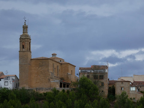Perfil del pueblo vecino visto desde Torres del r&iacute;o