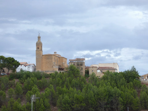 Perfil del pueblo vecino visto desde Torres del r&iacute;o