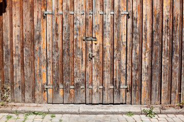Alter Holzschuppen mit tür und Türschloss