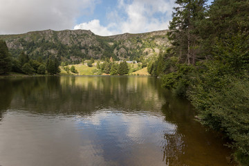 Fototapeta premium Lac et reflet en montagne
