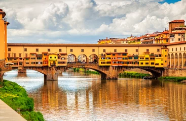 Foto op Canvas Uitzicht op de middeleeuwse stenen brug Ponte Vecchio over de rivier de Arno in Florence, Toscane, Italië. Florence stadsgezicht. De architectuur en het oriëntatiepunt van Florence. © Vladimir Sazonov