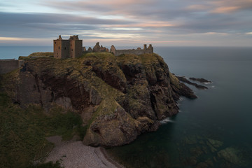 Obraz premium Ruiny zamku na wybrzeżu