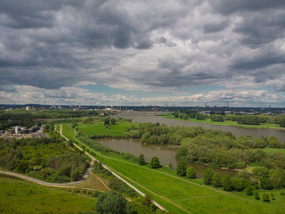 Panorama aus der Vogelperspektive der Rheinwiesen in Duisburg