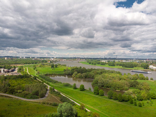 Fototapeta na wymiar Panorama aus der Vogelperspektive der Rheinwiesen in Duisburg