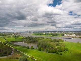Fototapeta na wymiar Panorama aus der Vogelperspektive der Rheinwiesen in Duisburg